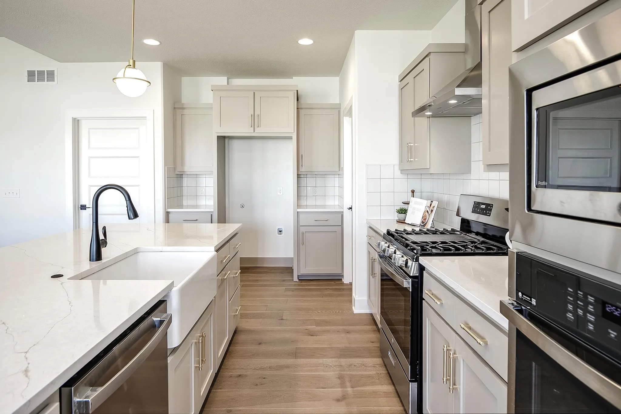 Kitchen with farmhouse sink and quartz countertops