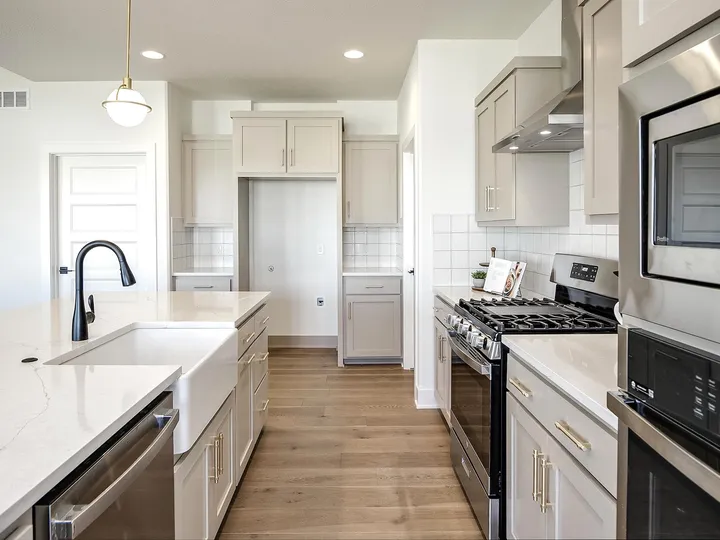 Kitchen with farmhouse sink and quartz countertops